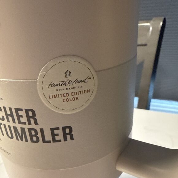 Stanley Hearth & Hand Magnolia 40 oz Tumbler - Limited Edition Best Beige New - Picture 2 of 8